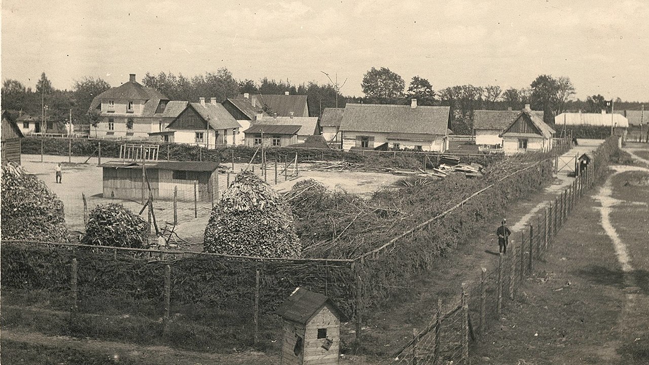 Sobibor, foto vanuit een wachttoren met gevangenen en bewakers