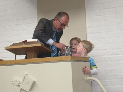 Onderonsje met de kinderen (NGK Eindhoven, waar ik 5 maanden interim-dominee ben geweest