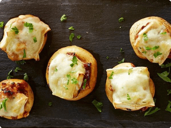 Gevulde champignons met gedroogde tomaten en brie